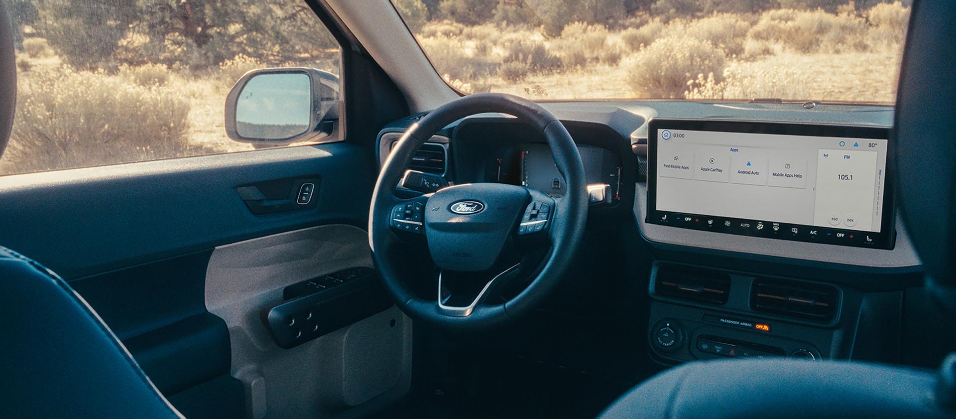 Intérieur avant du volant et écran central d’une camionnette Ford Maverick® 2026