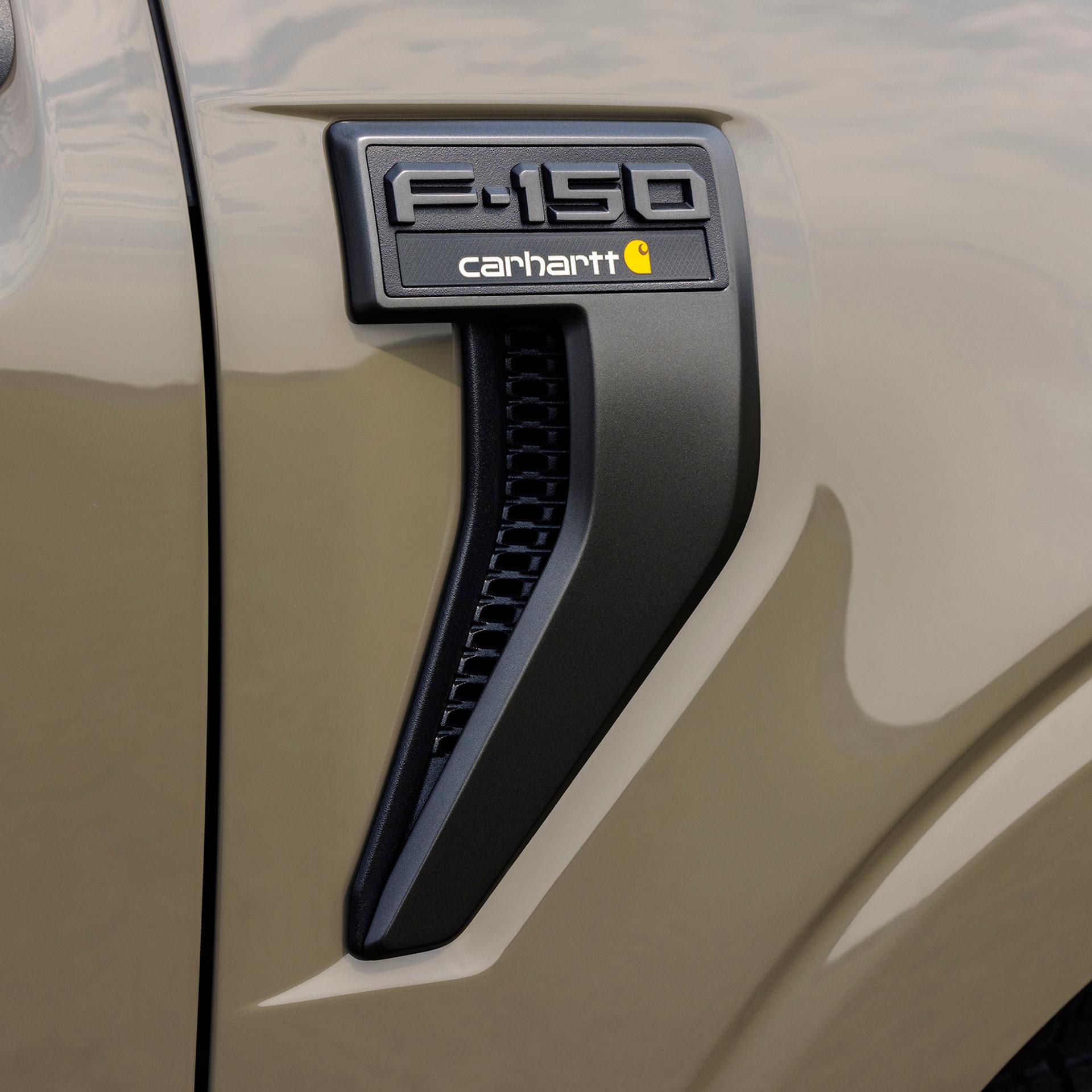 Gros plan sur l’emblème d’aile de l’ensemble Carhartt® du Ford F-150®