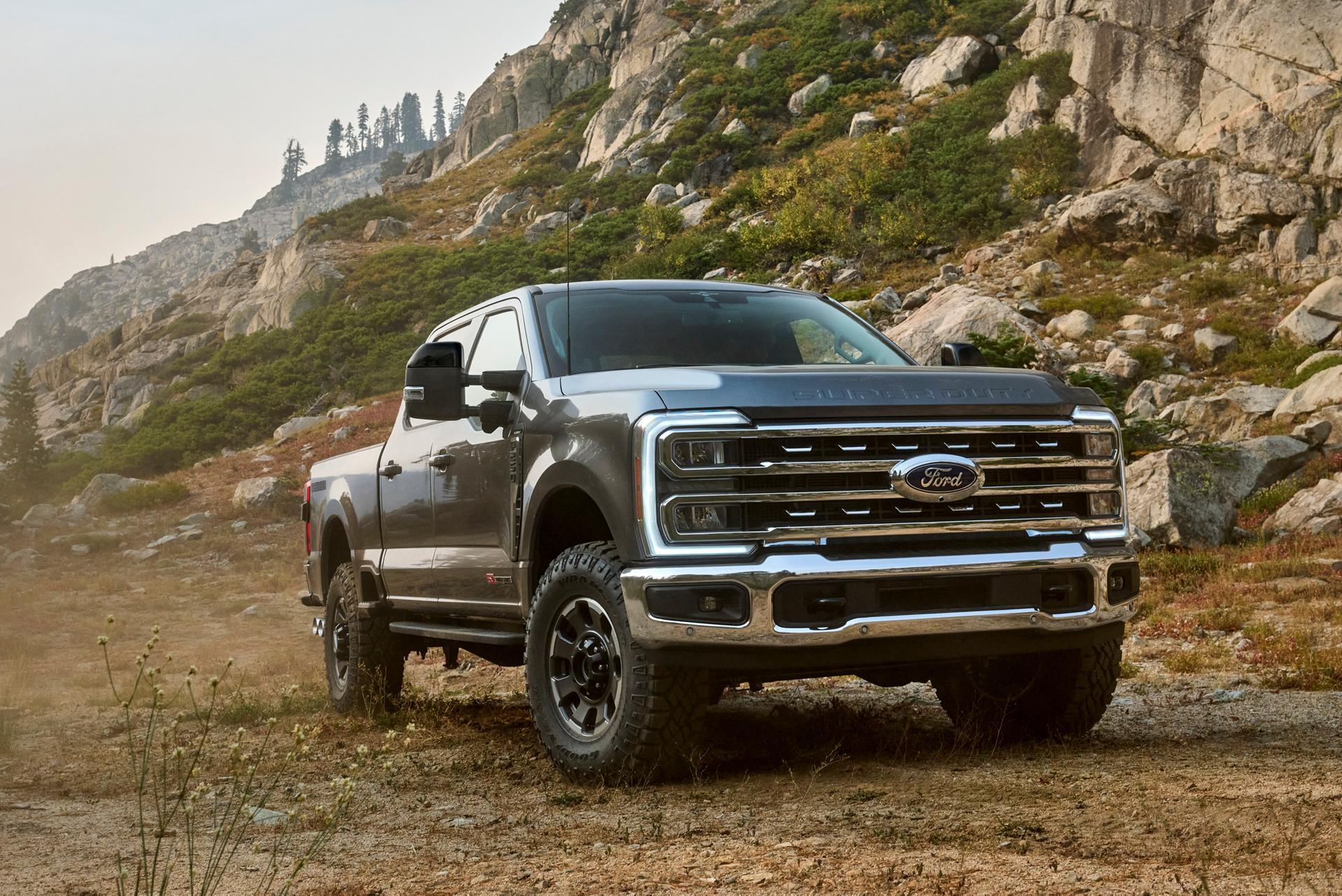 Un Ford Super Duty® F-250® 2026 avec l’ensemble hors route Tremor® stationné dans une vallée montagneuse