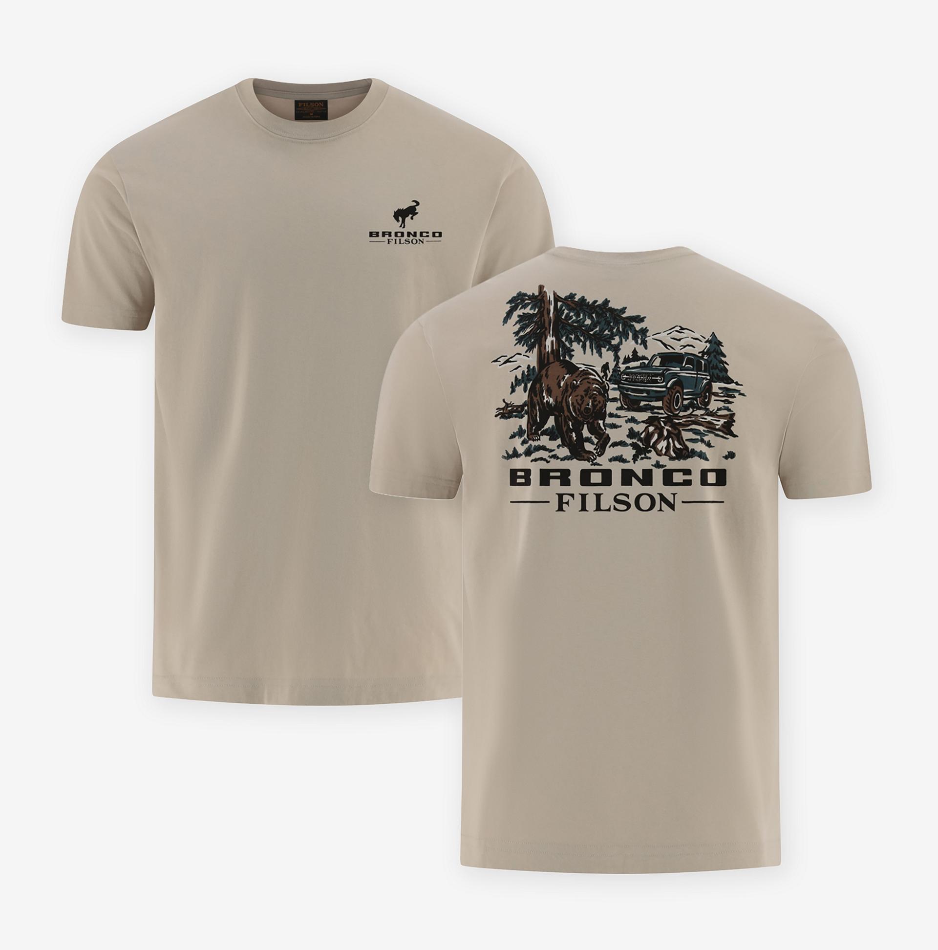 Le devant et le dos d'un t-shirt couleur crème orné d'une illustration représentant une scène de forêt avec un ours, un VUS et le logo Bronco® Filson