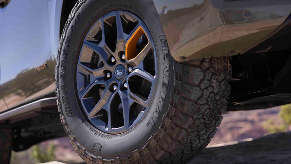 Jantes en aluminium peint gris carbonisé foncé de 18 po x 8,5 po du VUS Ford Expedition® Tremor® 2025