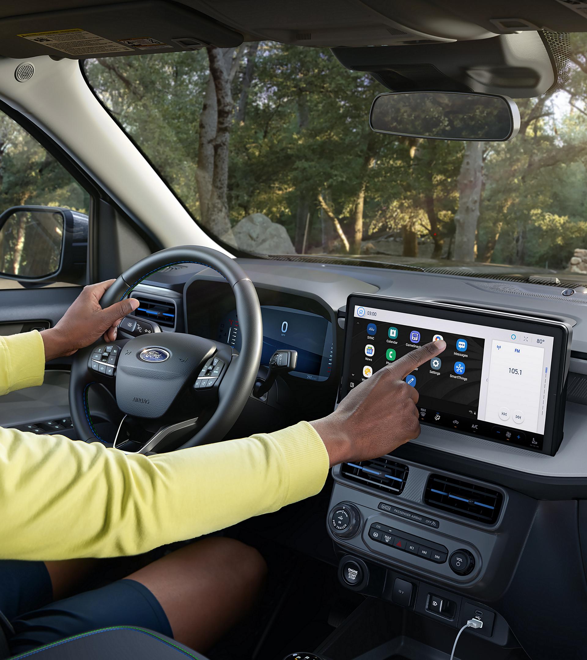 Une personne utilisant l’écran central de 13,2 po