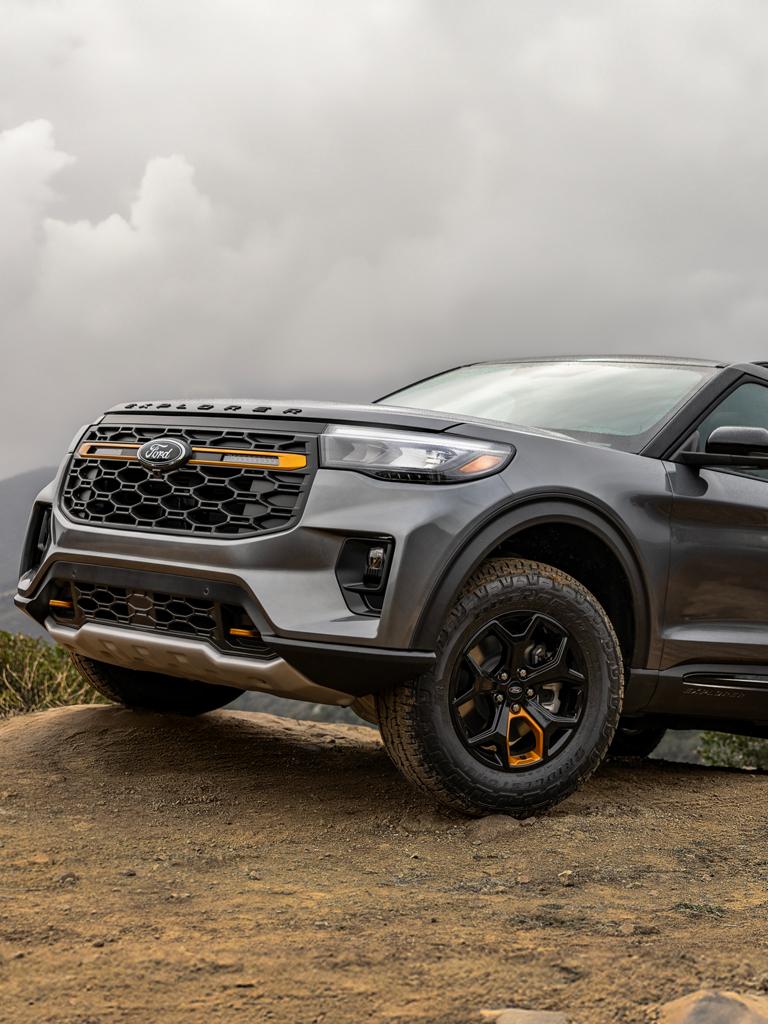 Un modèle Ford Explorer® Tremor® 2026 stationné sur une colline gazonnée