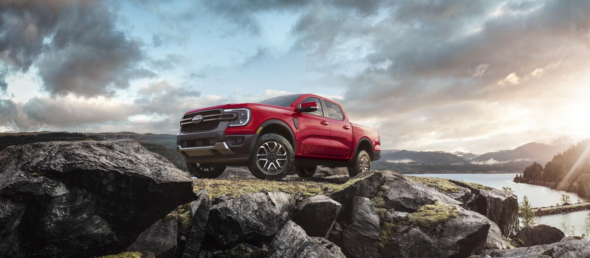 Un Ford Ranger® 2025 rouge stationné sur une colline rocheuse