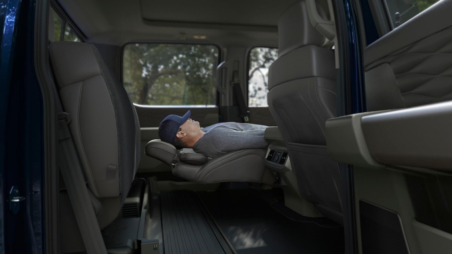 Personne faisant une sieste dans son Ford Super Duty® F-350® Platinum® 2027, avec les sièges avant inclinables au maximum