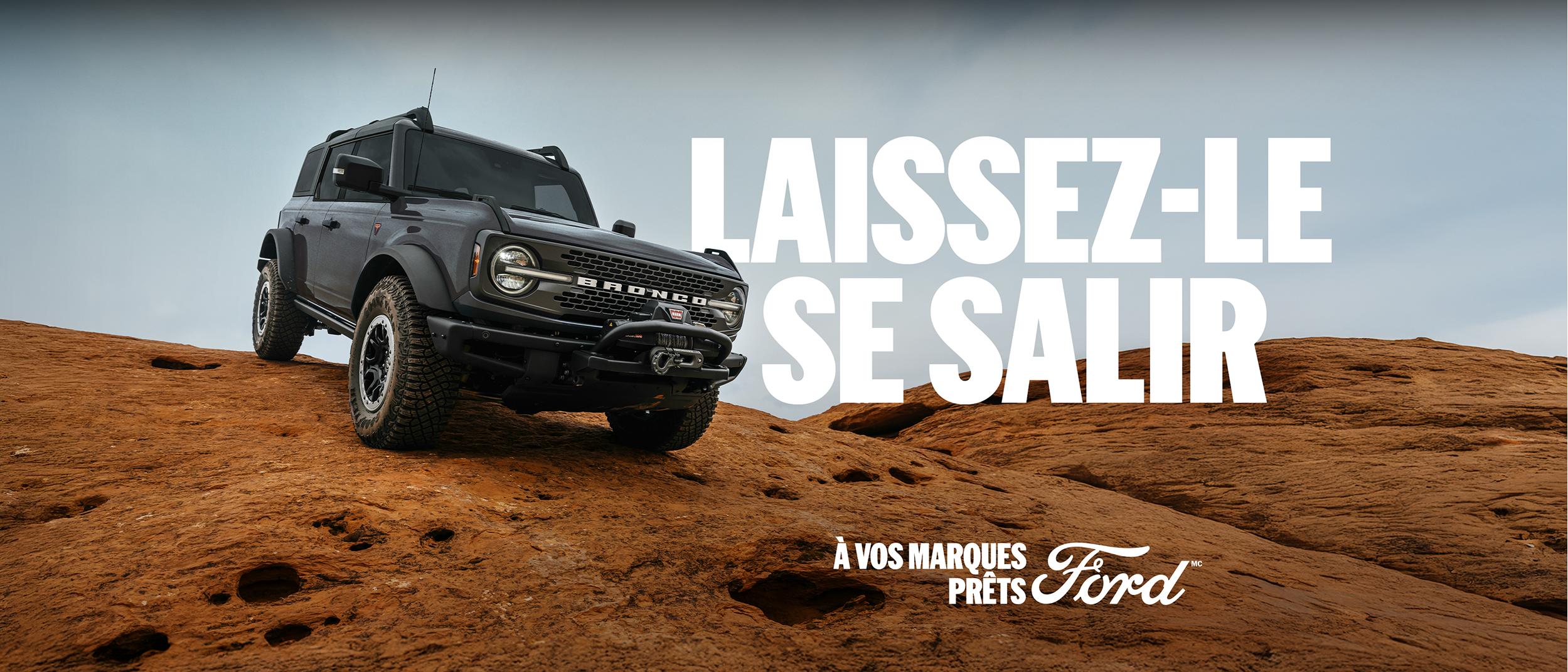 Un VUS Ford Bronco® Sport 2026 circule sur une colline de terre. Légende : « Frottez un peu de saleté dessus. »