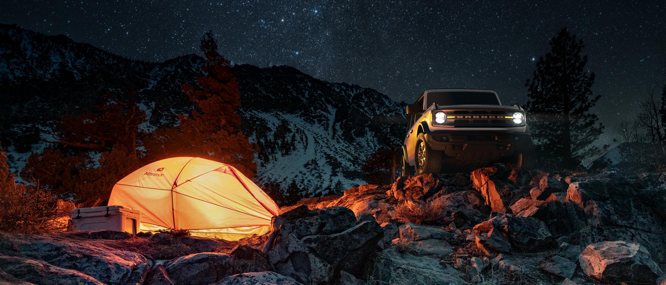 Un Bronco garé sur une colline rocheuse.