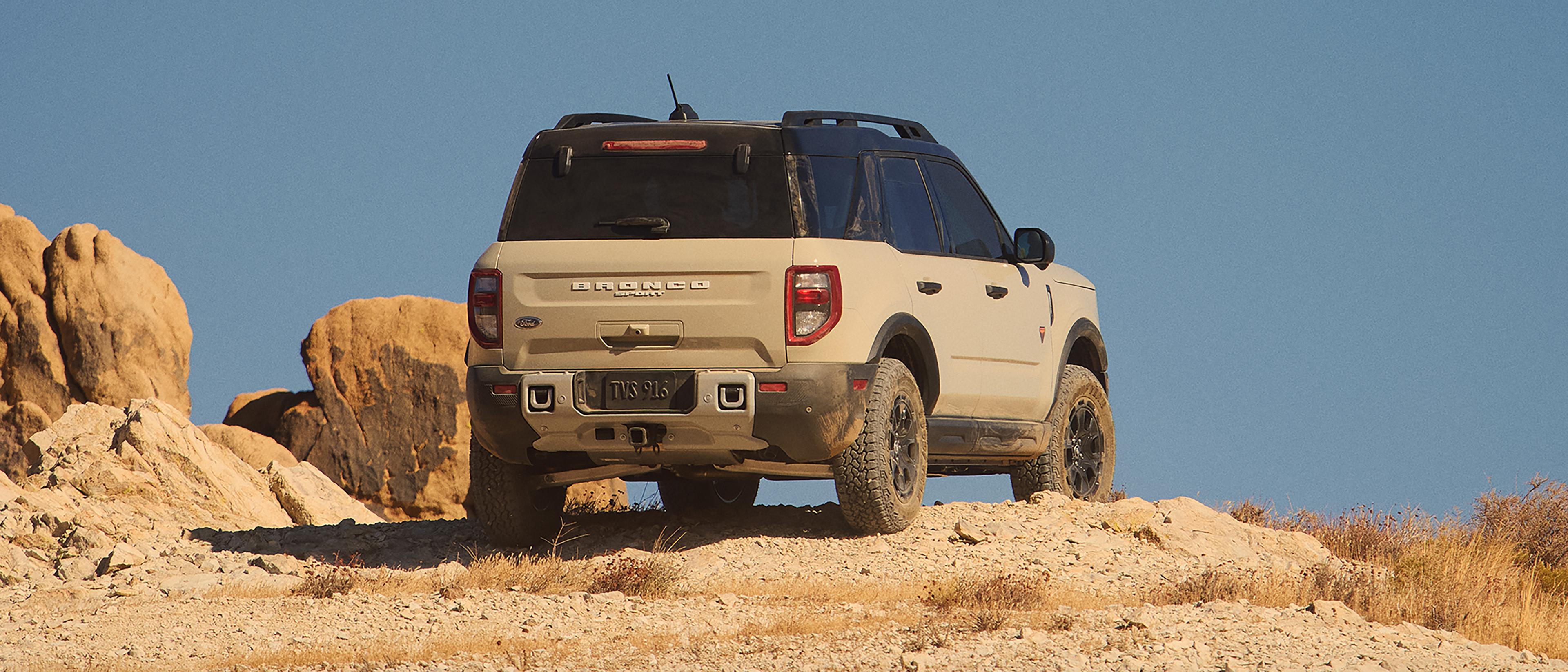 Ford Bronco Sport® 2025 conduit la nuit sur un sentier rocheux