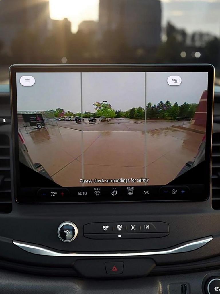 Le système de caméra à vue à 360 degrés présenté déployé à l’intérieur d’une fourgonnette Ford Transit® 2026