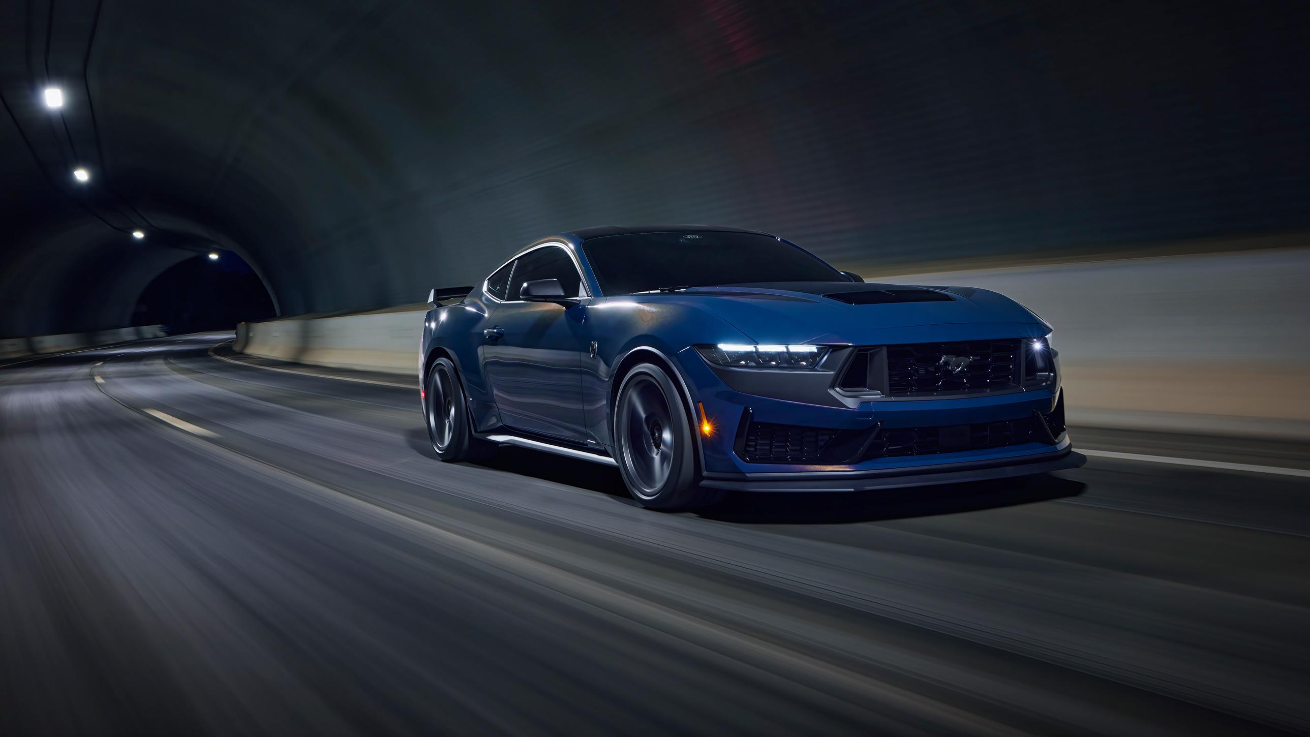Ford Mustang® Dark Horse™ 2025 qui conduit dans un tunnel