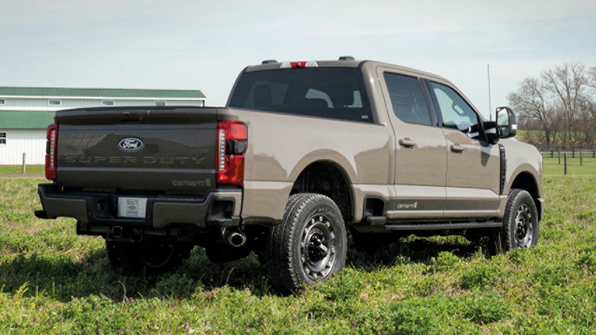 Modèle Ford Super Duty® F-250® XLT 2027 stationné sur une ferme herbeuse