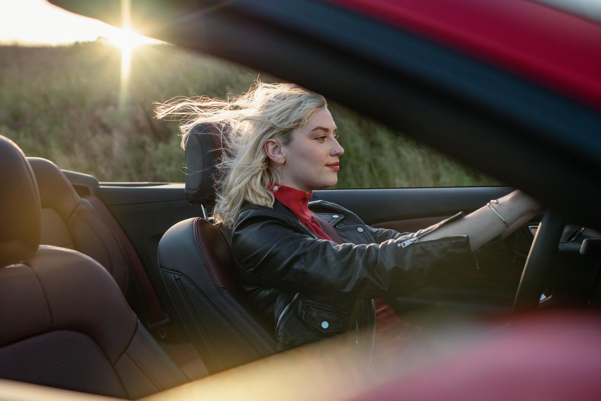 Personne conduisant un modèle Ford Mustang® décapotable 2025