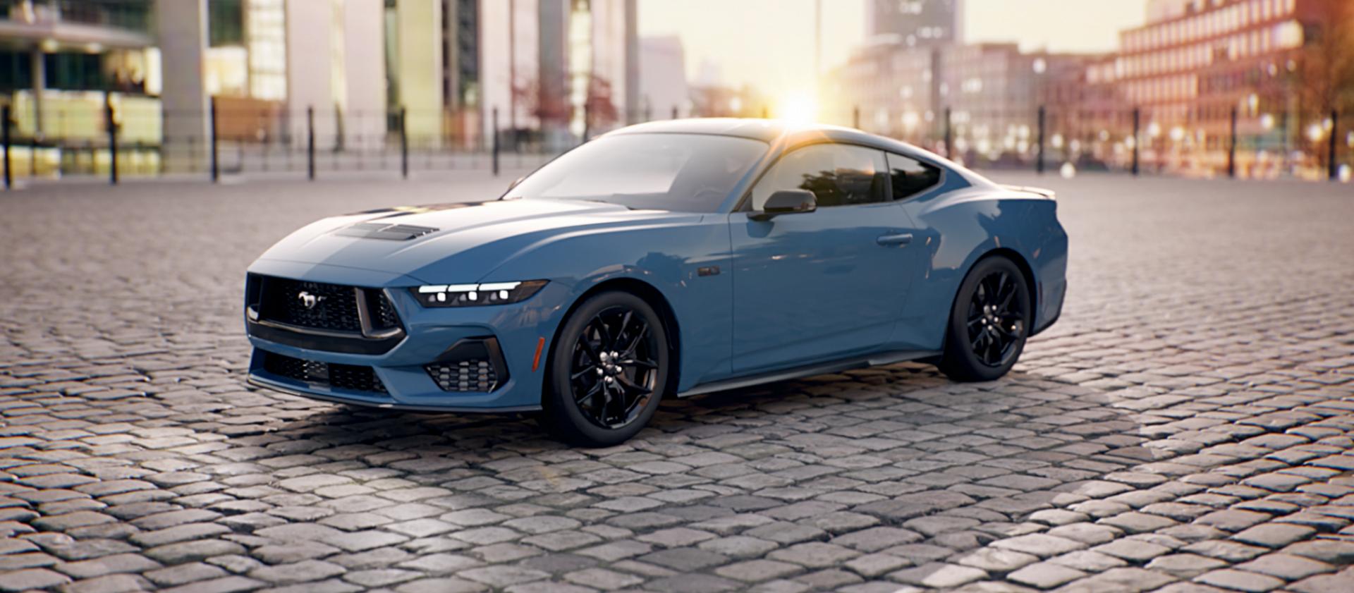 Une Ford Mustang® GT Premium Coupé 2026 stationnée dans une place du centre-ville