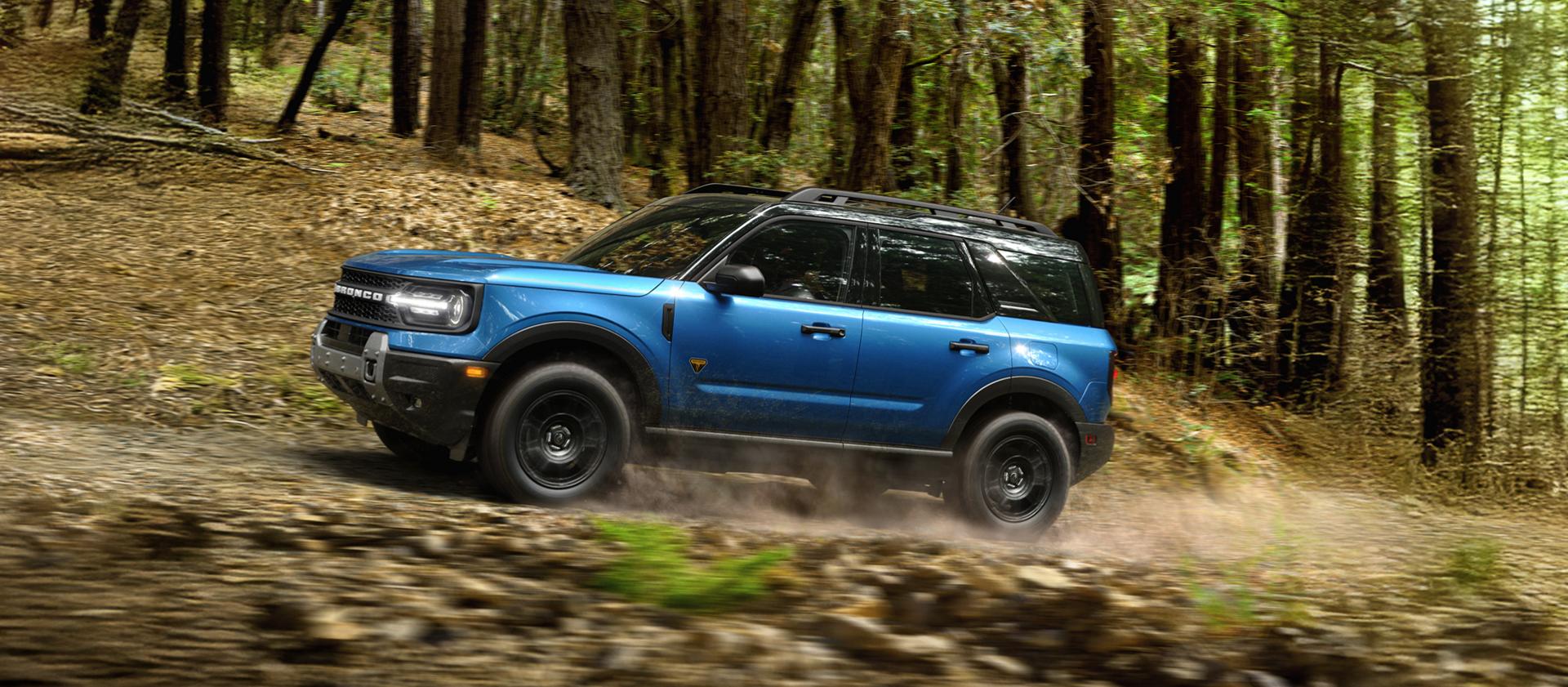 Un VUS Ford Bronco Sport® 2026 conduit dans la forêt