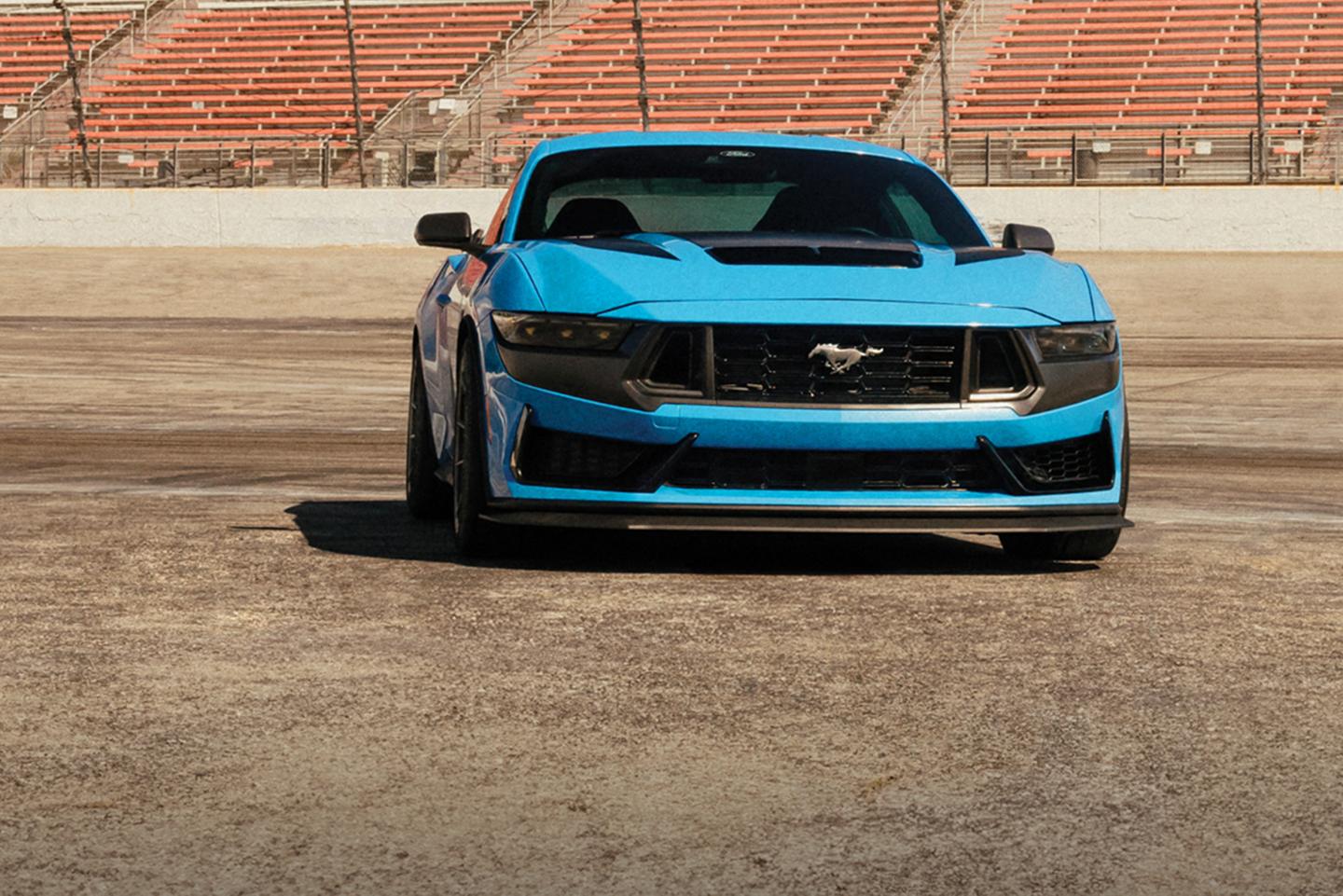La Mustang Dark Horse sur un circuit automobile