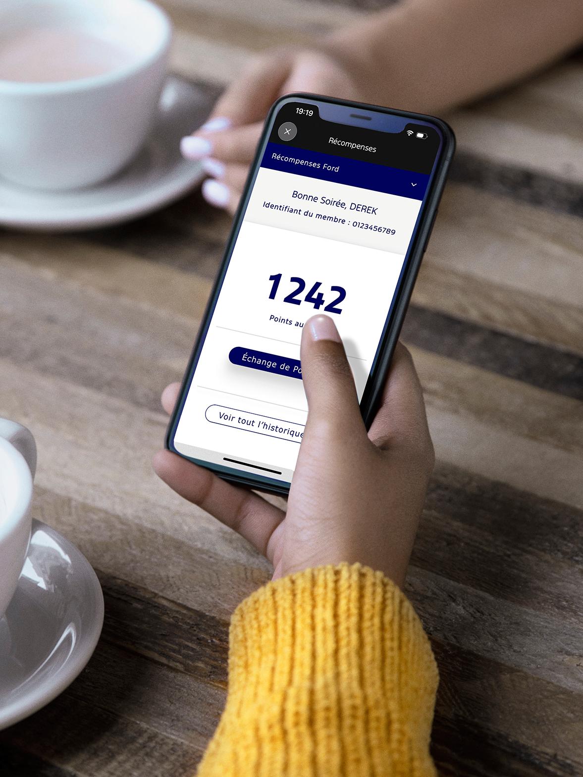 Un téléphone sur lequel s'affiche l'application Récompenses Ford