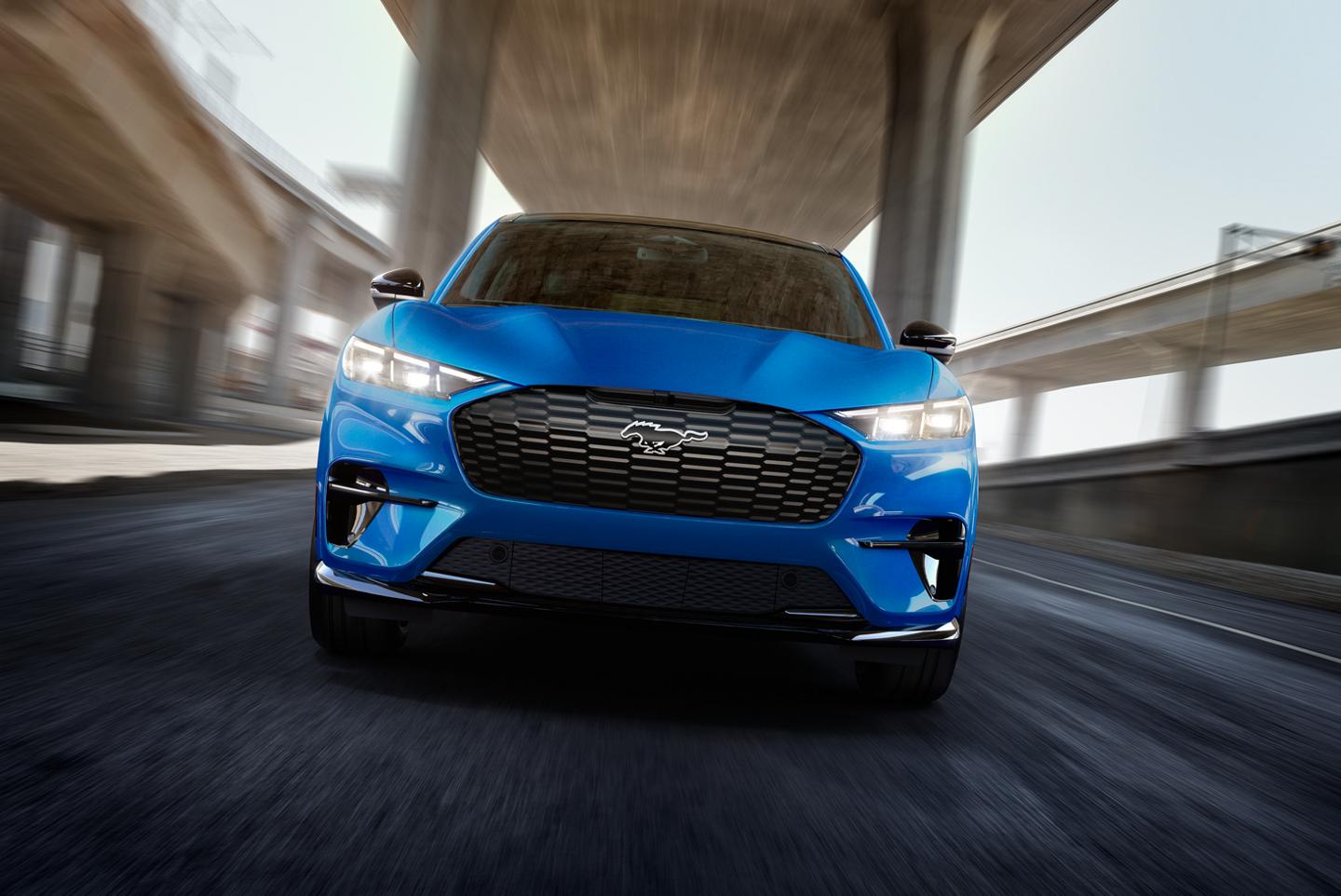 Une Mustang Mach-E sur une route urbaine.