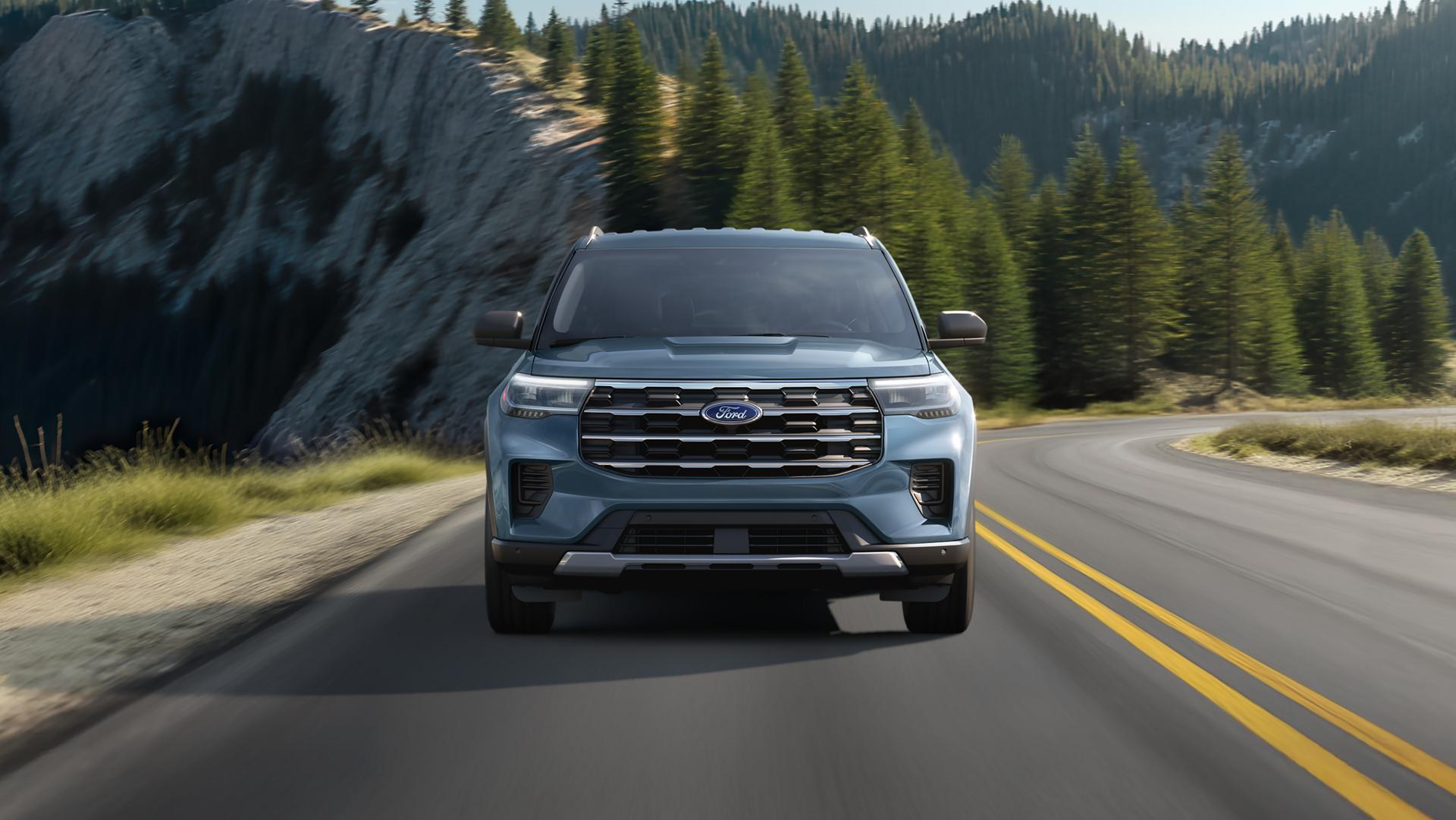 L’avant d’un VUS Ford Explorer® 2026 stationné dans un champ