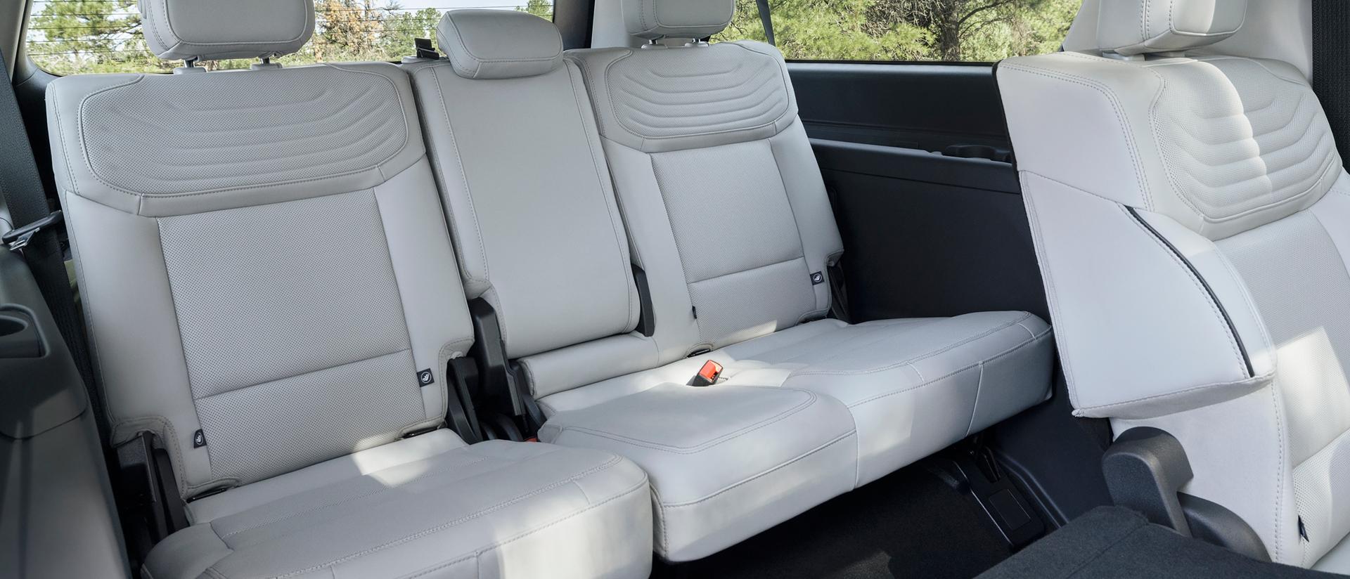 Espace des sièges arrière du VUS Ford Expedition® Platinum™ 2027 avec siège rabattu à plat