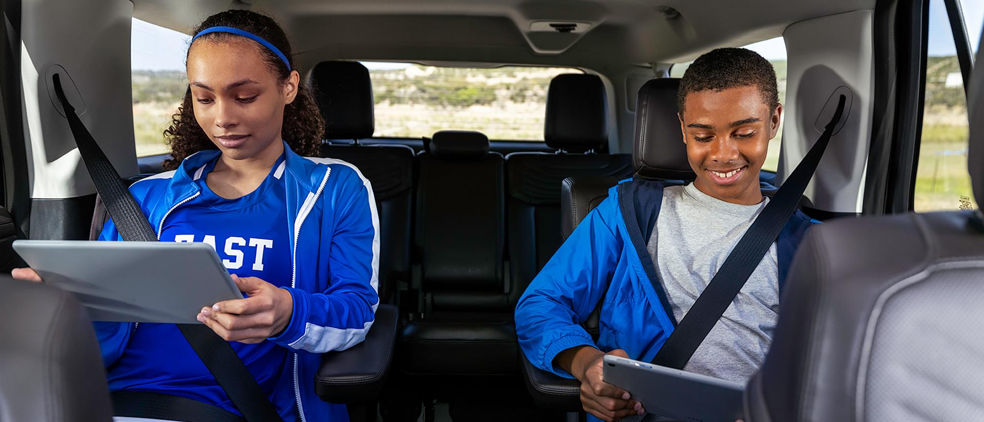 Deux passagers dans la deuxième rangée utilisant des tablettes dans un VUS Ford Expedition® 2027