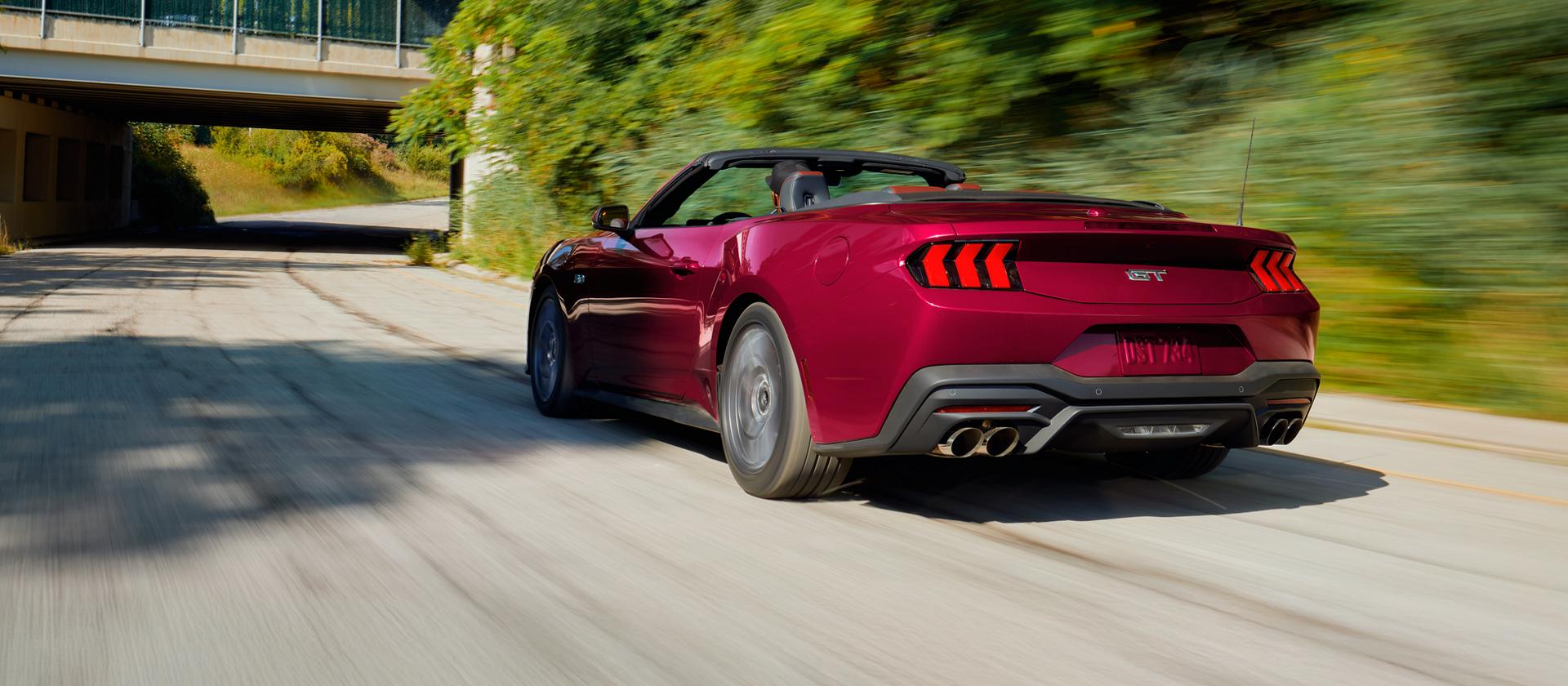 Ford Mustang® GT Premium décapotable 2026 circulant sur une autoroute