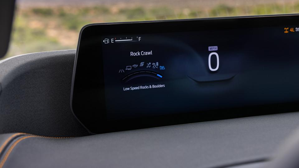 Écran panoramique de 24 po du VUS Ford Expedition® Tremor® 2026 affichant le mode « Rock Crawl »