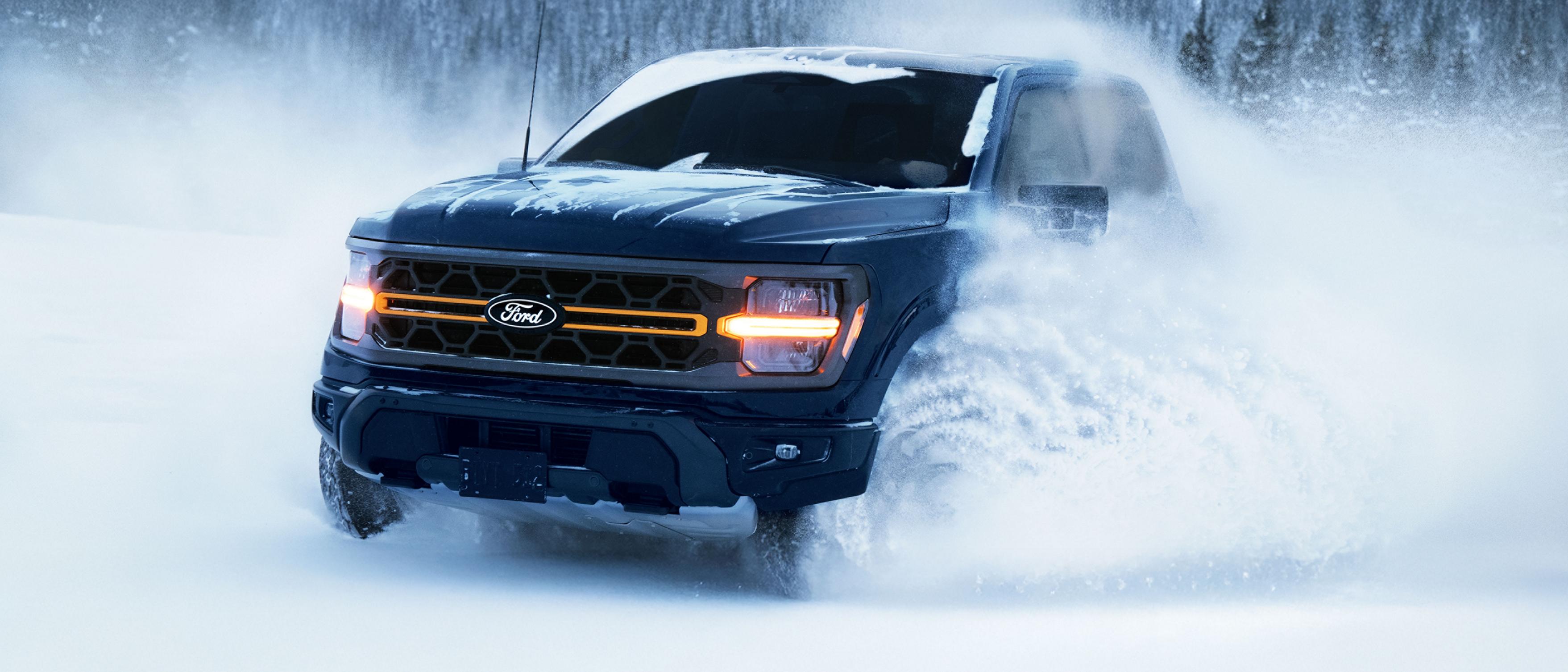 Un F-150 Tremor roule dans la neige.