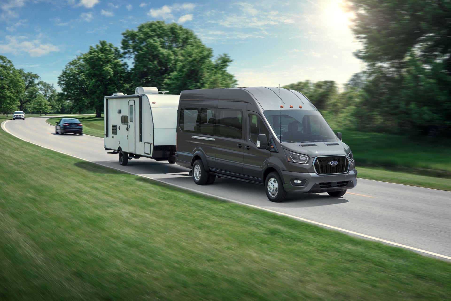 Une fourgonnette Ford Transit® 2026 remorquant une remorque