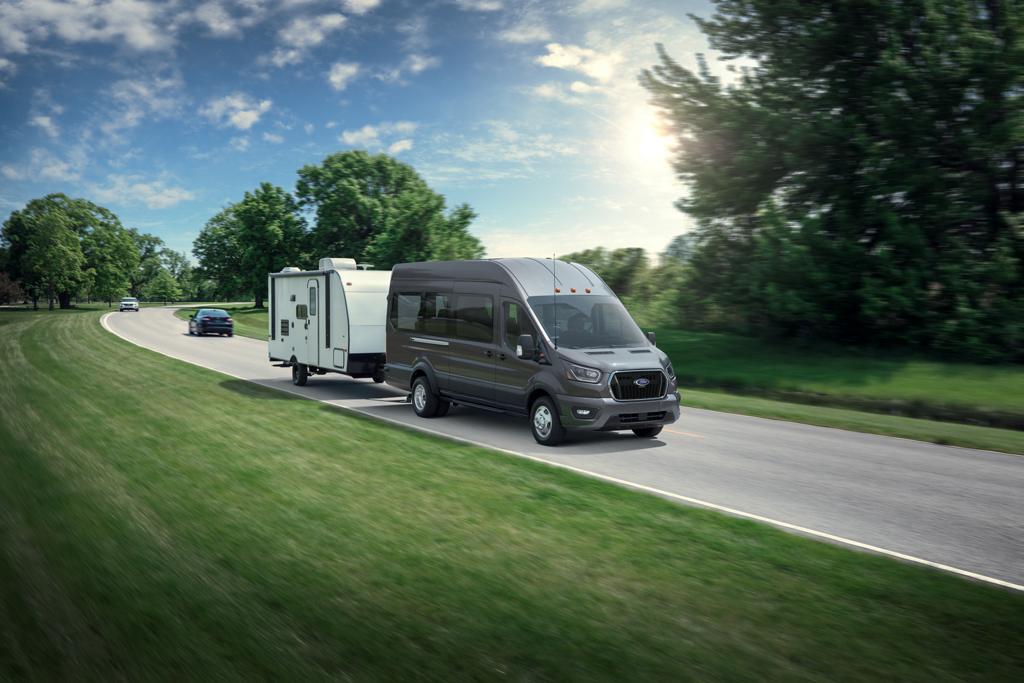 Une fourgonnette Ford Transit® 2026 remorquant une remorque
