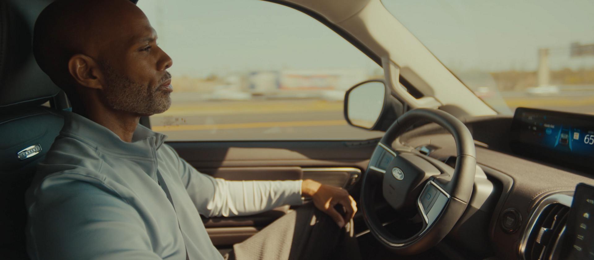 Conducteur utilisant Ford BlueCruise en option dans un VUS Ford Expedition® 2026