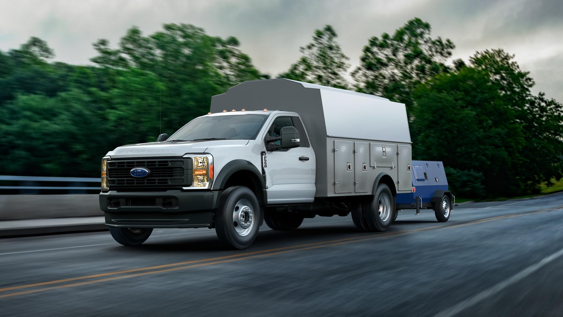 Un Ford Super Duty® à châssis-cabine 2026 remorquant une génératrice