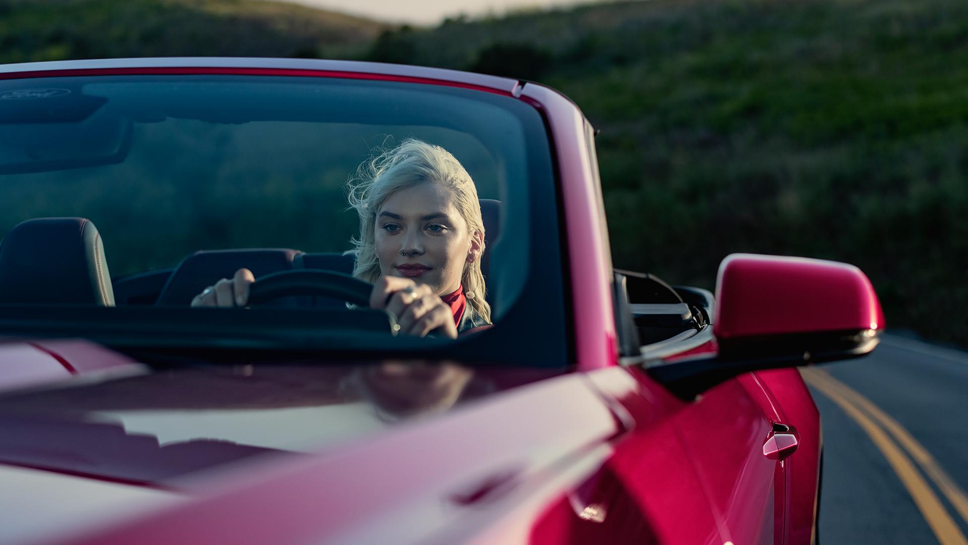 Personne conduisant une Ford Mustang® GT décapotable 2026 sur une autoroute