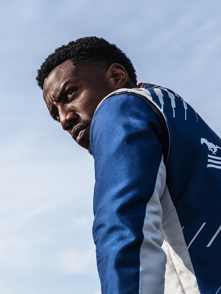 Personne d’apparence déterminée en tenue de pilote.