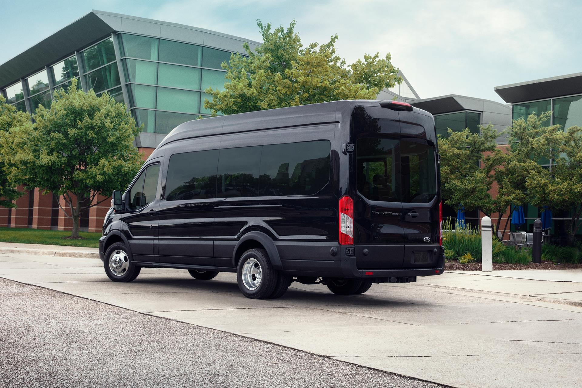 Une fourgonnette Ford Transit® 2026 stationnée devant un immeuble à bureaux