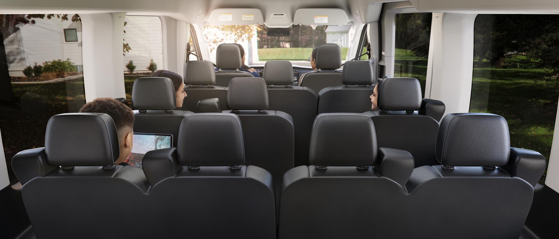 Vue de l’arrière de l’intérieur de la fourgonnette Ford Transit® 2025