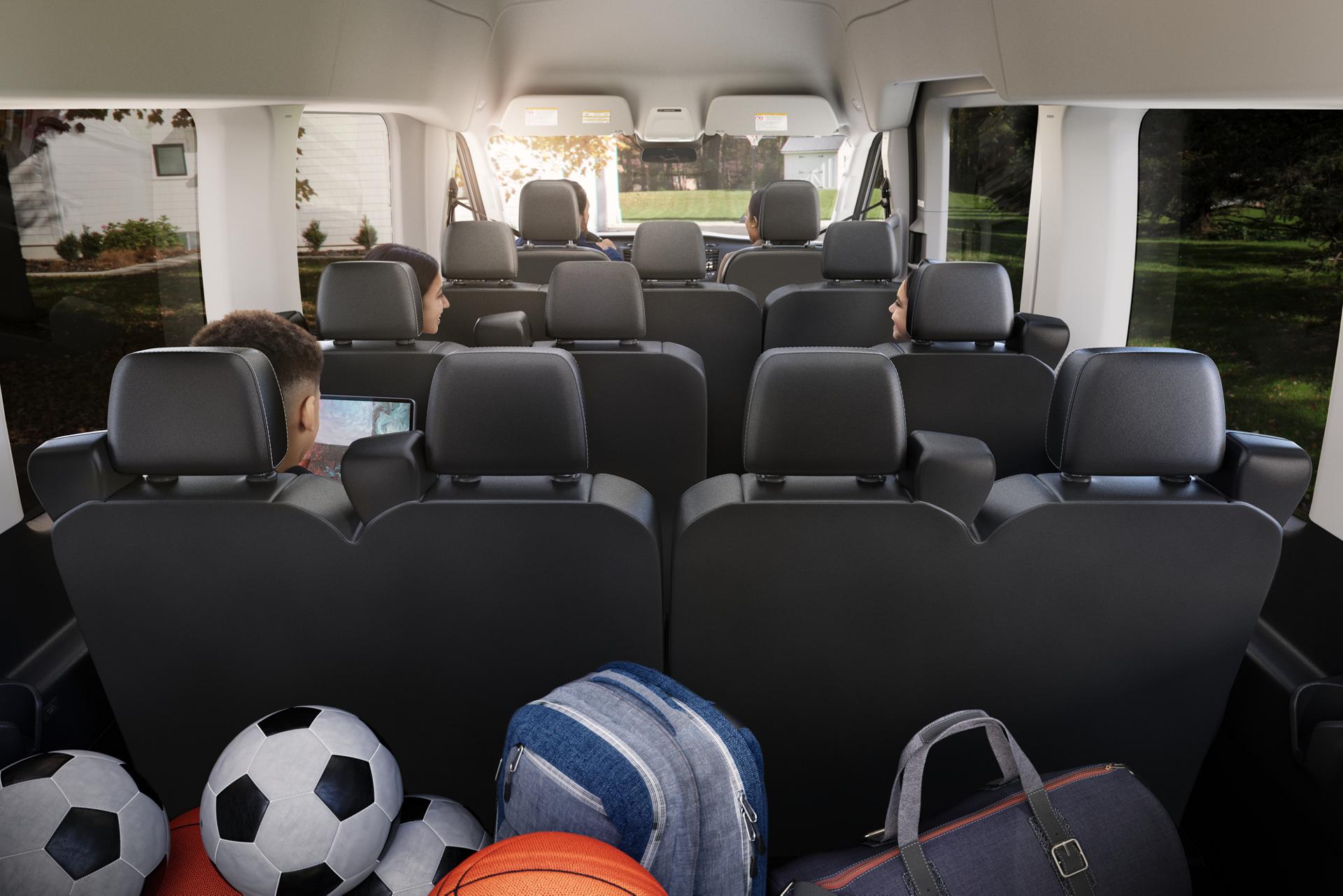 Vue de l’arrière de l’intérieur de la fourgonnette Ford Transit® 2025.