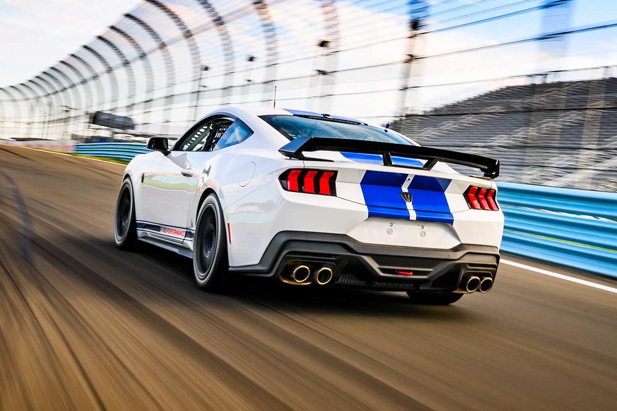 Mustang Dark Horse R sur une piste de course.