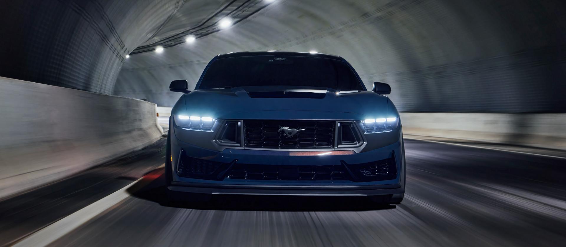 Ford Mustang® Dark Horse™ 2025 qui conduit dans un tunnel