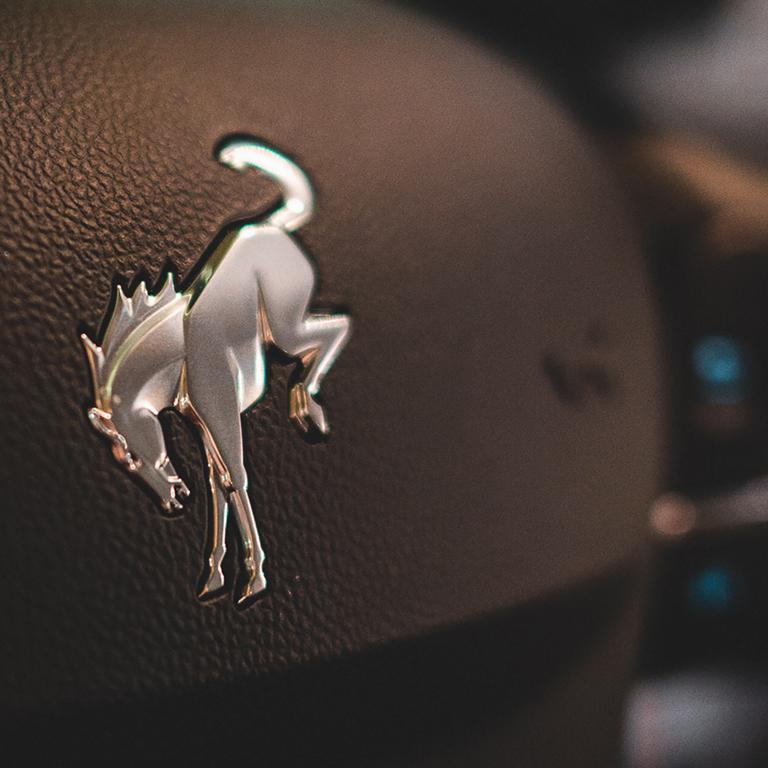 Un volant sur un VUS Ford Bronco Sport® 2026, montrant un emblème du Bronco au centre