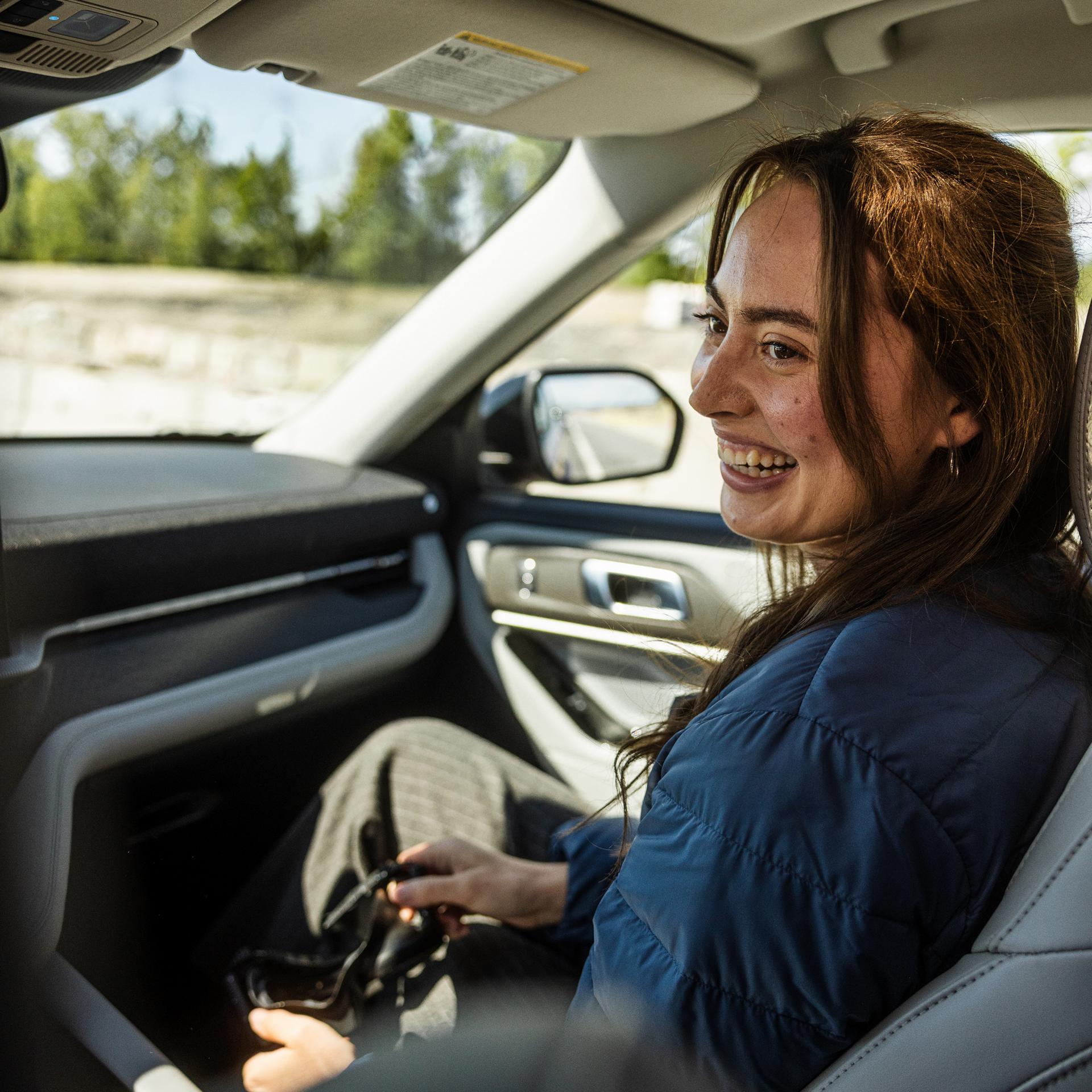 Une femme assise sur le siège passager d'un Ford Explorer® 2026.