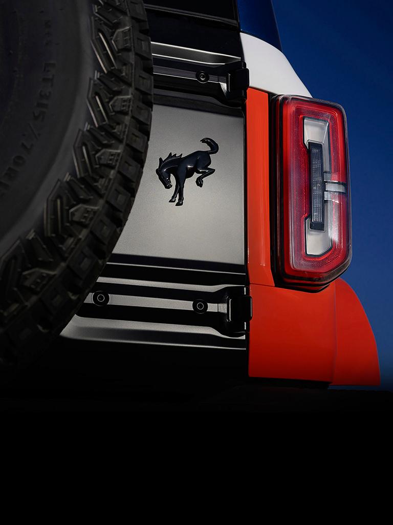Gros plan sur l’insigne Bronco situé sur le hayon arrière d’un VUS Ford Bronco® Stroppe Edition.