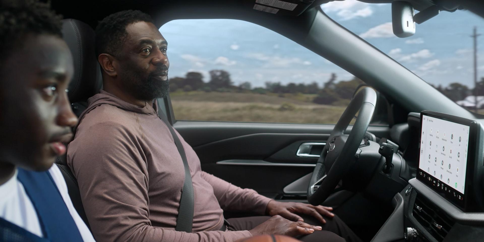 Deux hommes dans un Ford Explorer® 2026 en train de conduire