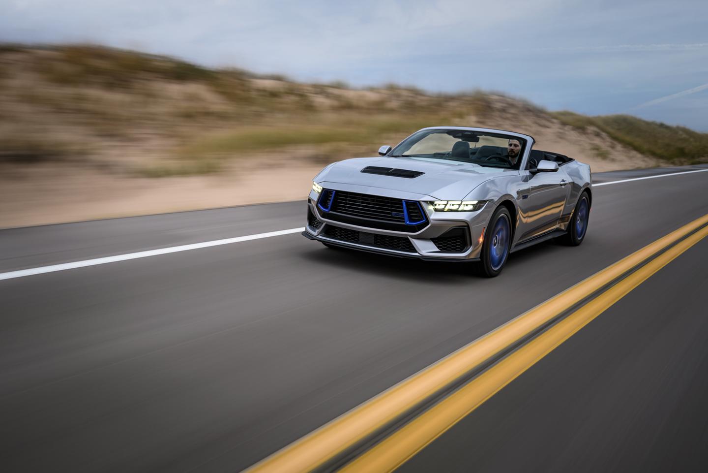 Une Mustang décapotable sur une route à deux voies