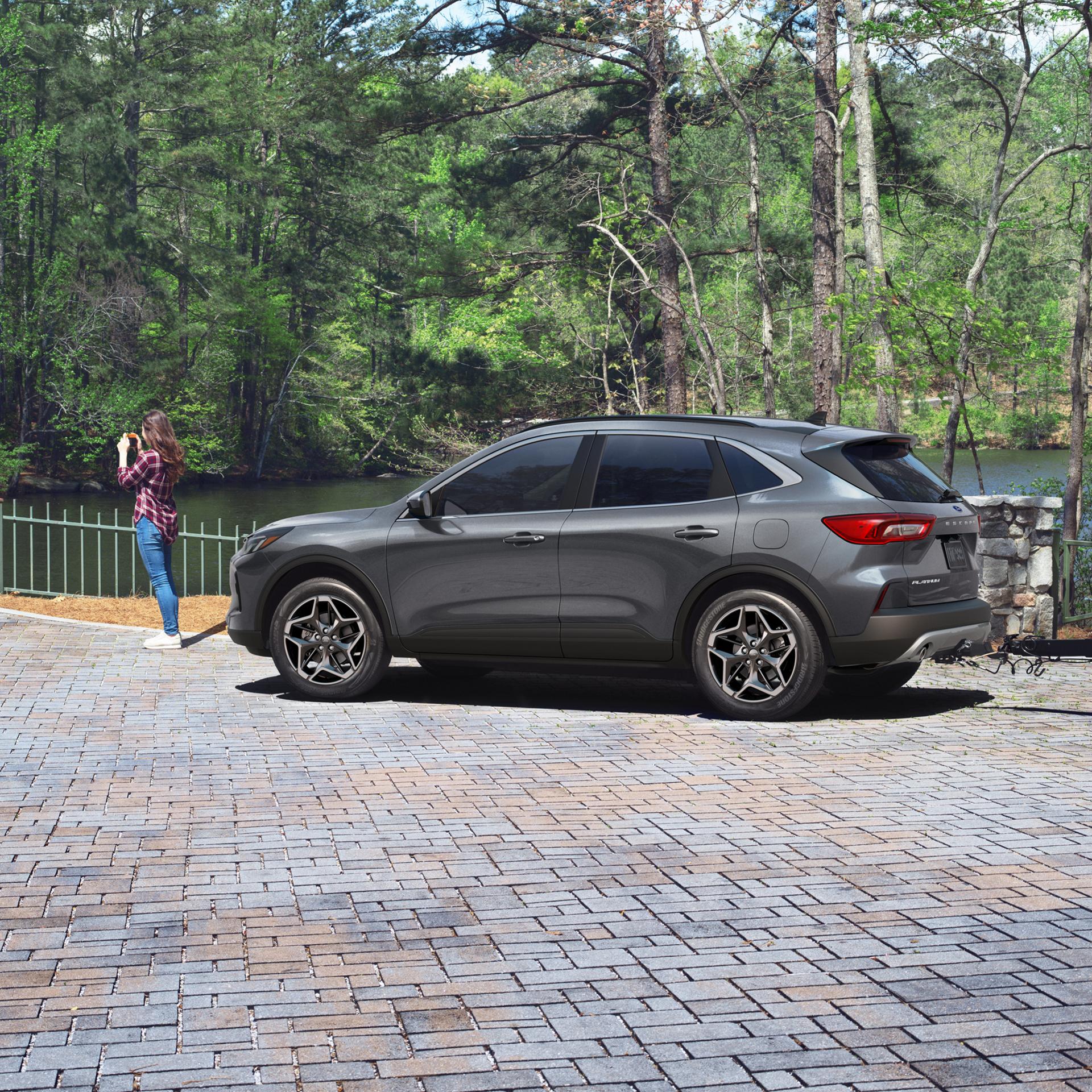 VUS Escape® 2026 stationné à côté d’un lac