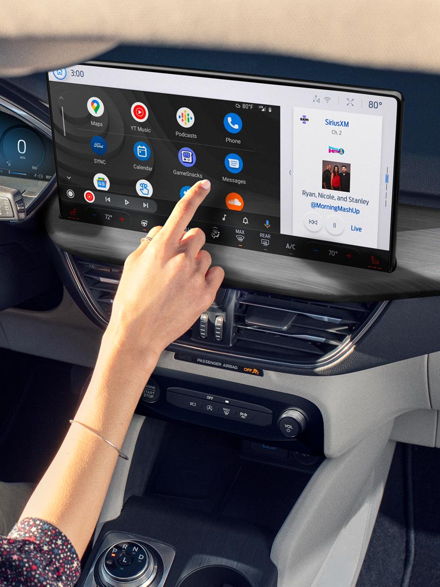 Une femme au volant d'un véhicule Ford.