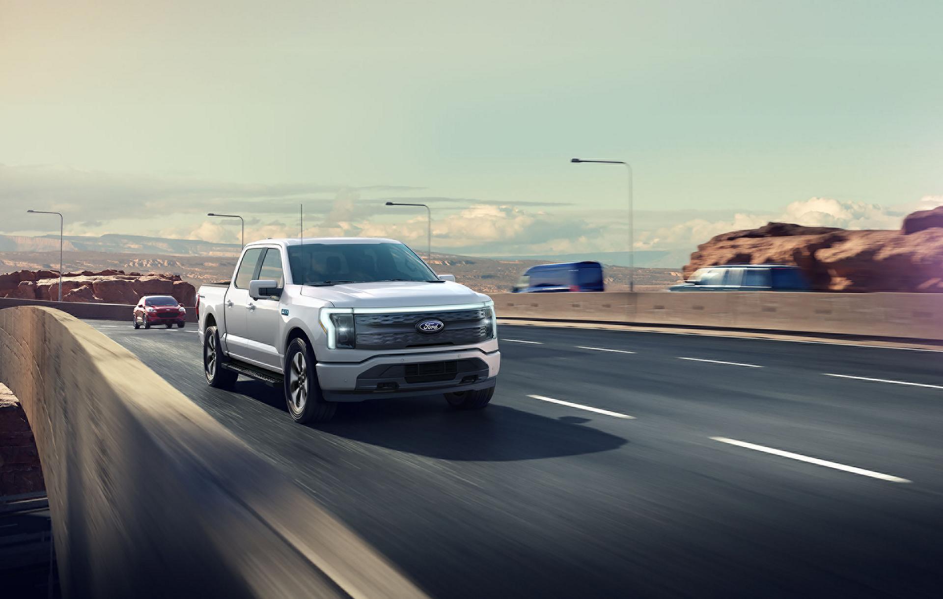 Un camion Ford F-150® Lightning® 2025 circulant sur une autoroute
