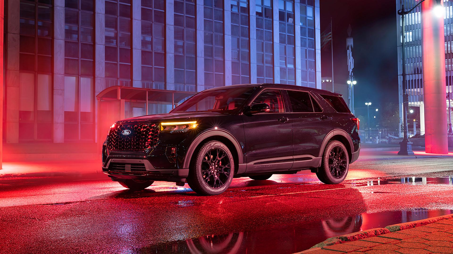 Un VUS Ford Explorer® ST 2027 équipé de l’ensemble Sinister en option, stationné dans une rue brumeuse la nuit