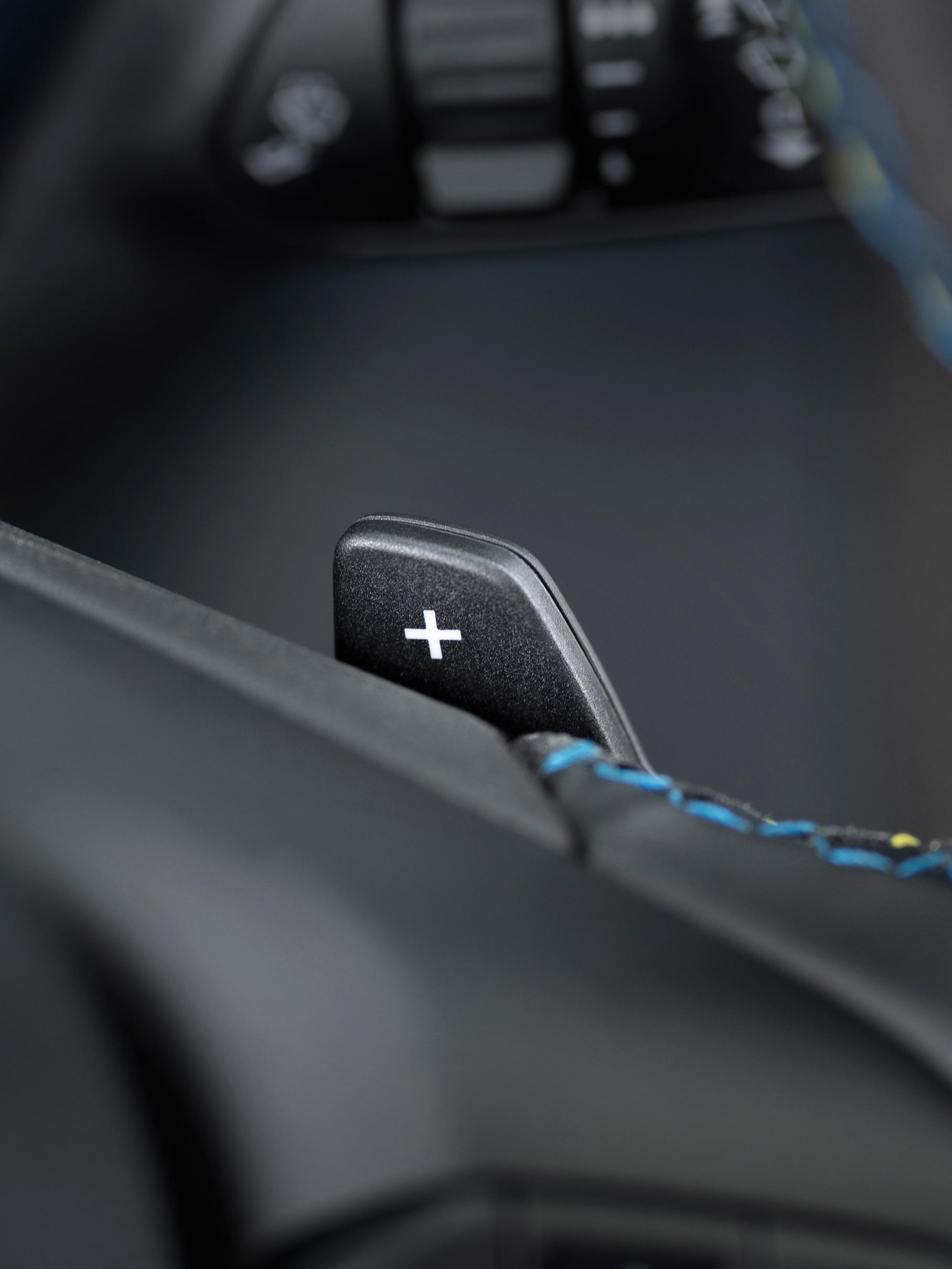 Les palettes de changement de vitesse au volant et les coutures d'une camionnette Ford Maverick Lobo™ 2026