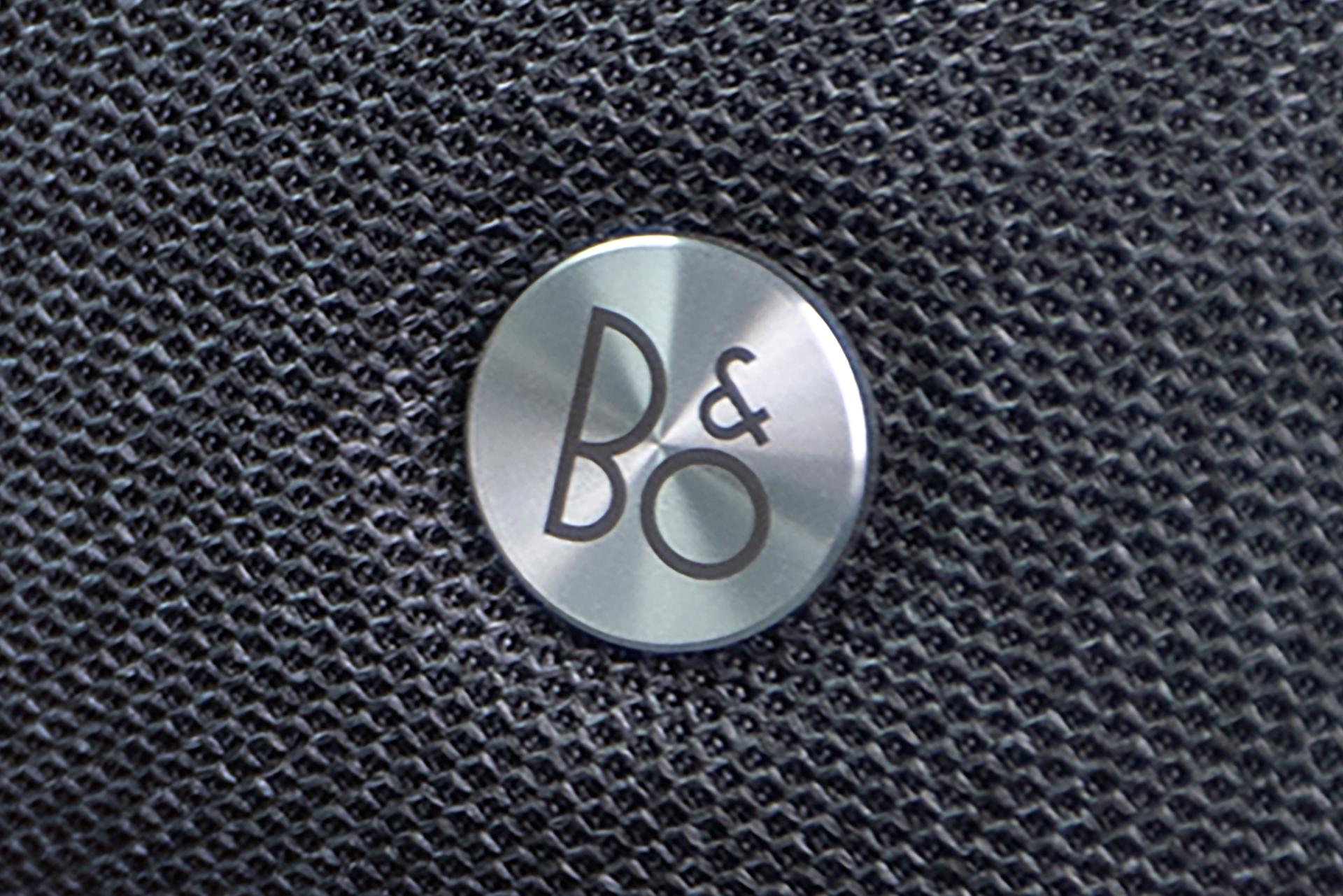 Gros plan du logo B&O® sur le haut-parleur d’un VUS Ford Explorer® 2027