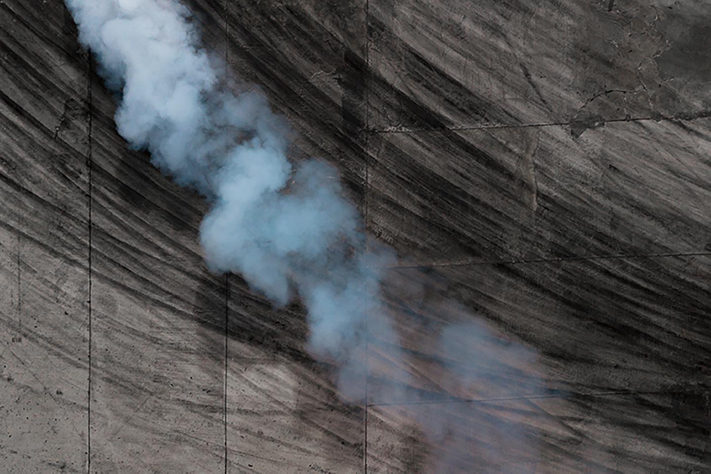 Vue aérienne de traces de dérapage et de fumée sur l’asphalte.